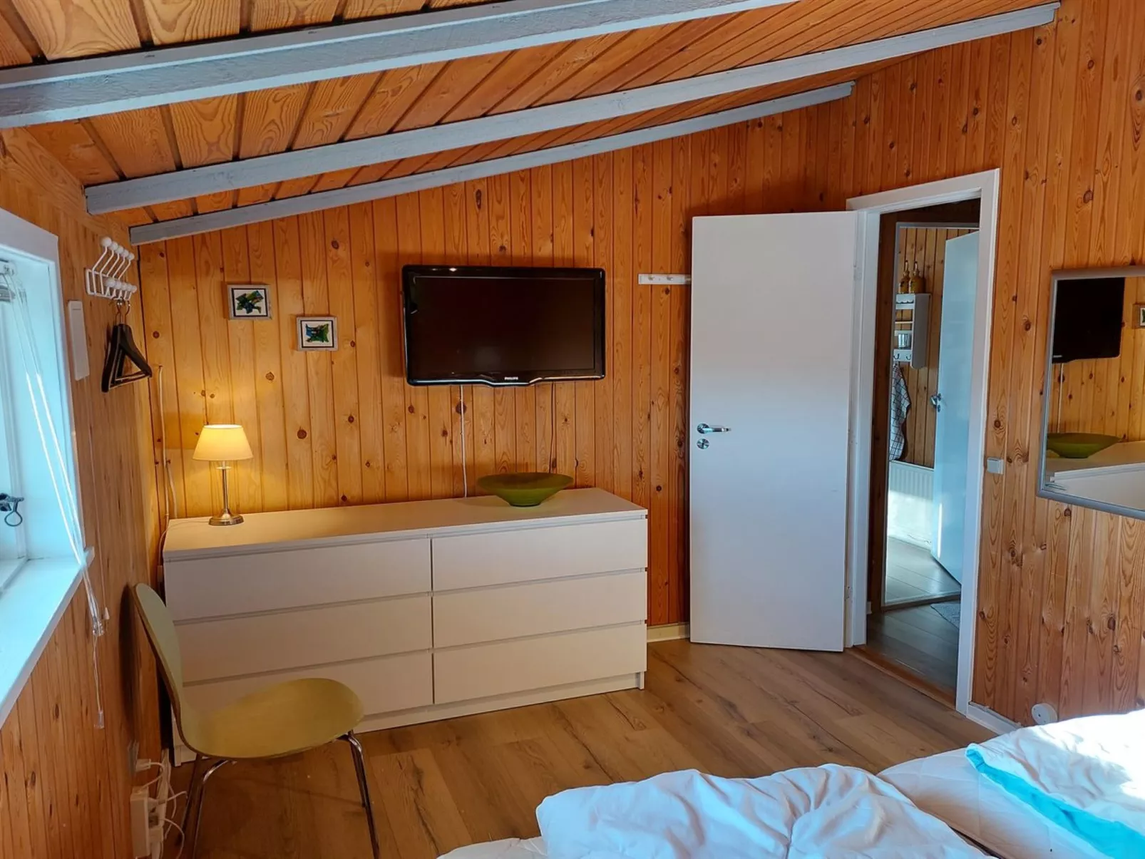 "Elgin" - 1.8km from the sea-Inside