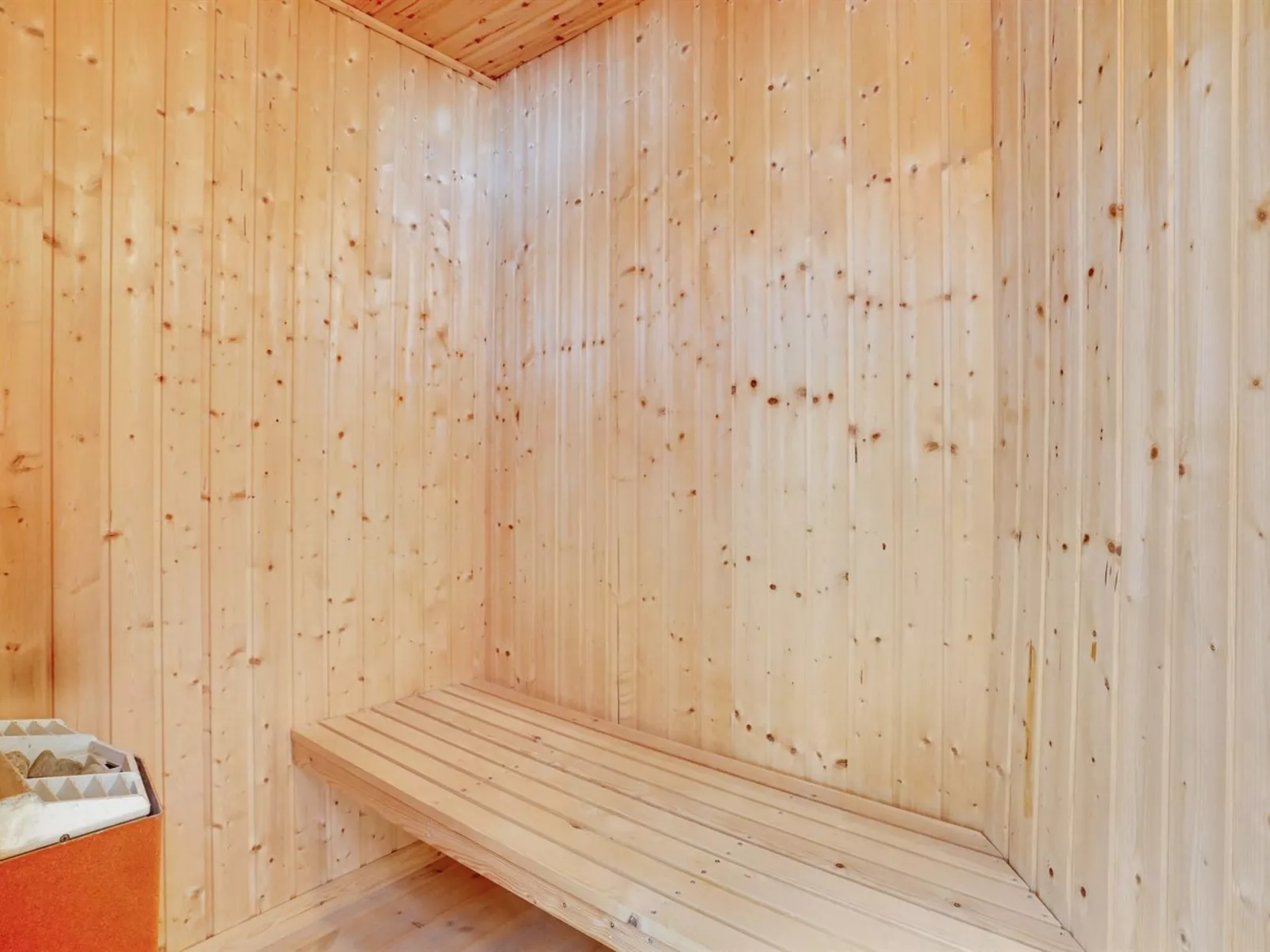 "Allin" - 1km from the sea-Drinnen