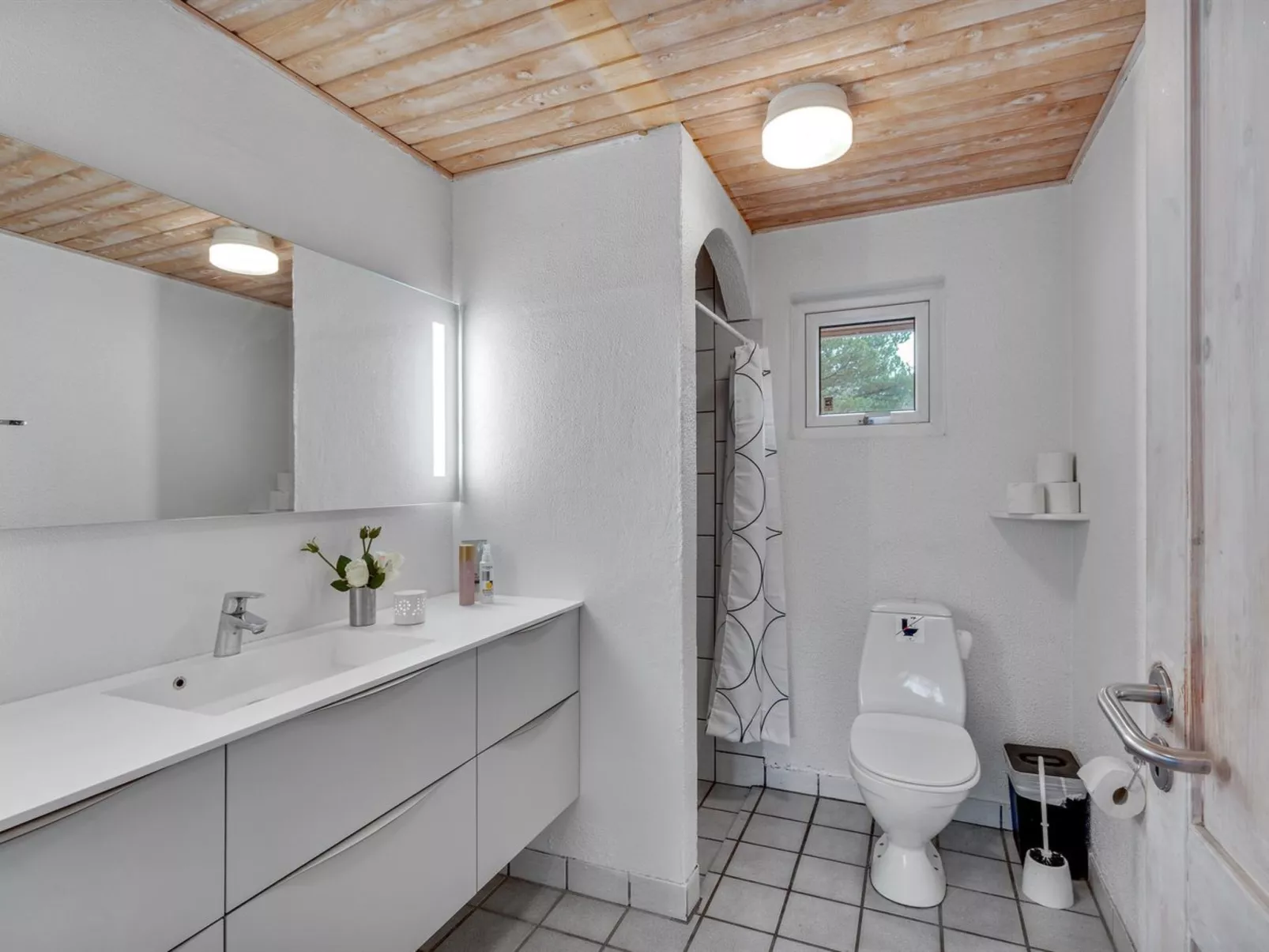 "Vicktoria" - 500m to the fjord-Inside