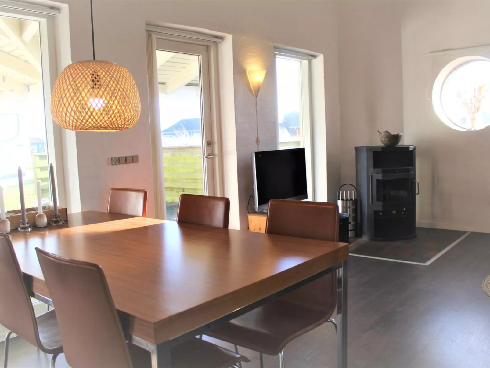 "Jænis" -  from the sea-Drinnen