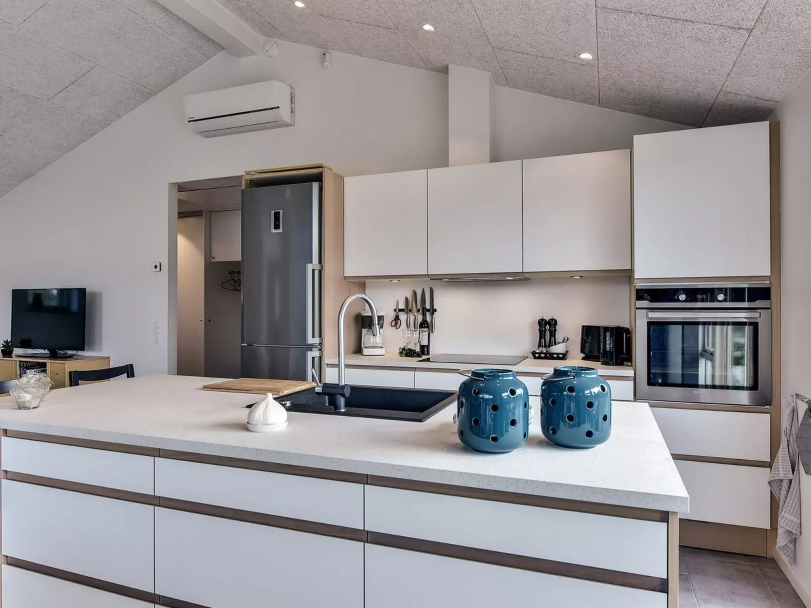 "Stacey" - 800m from the sea-Inside