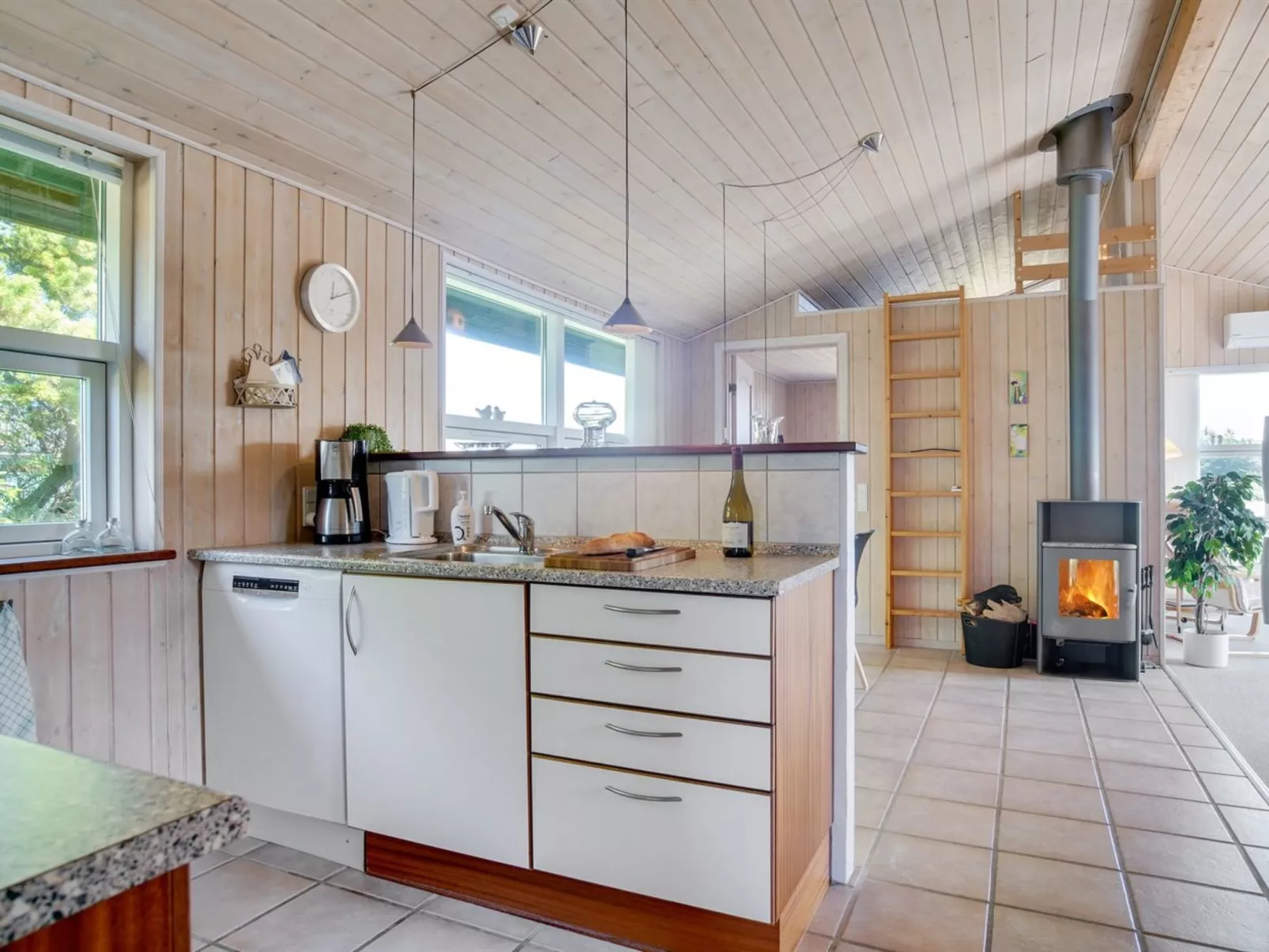 "Elsabet" - 750m from the sea-Drinnen