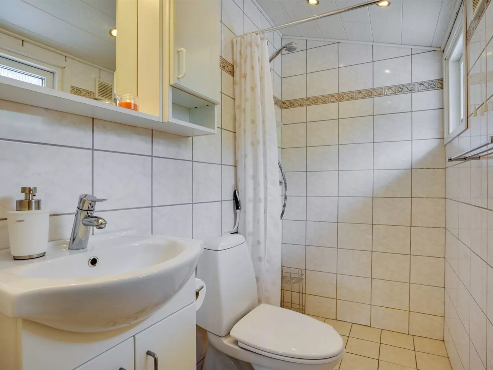 "Nannah" - 250m from the sea-Inside