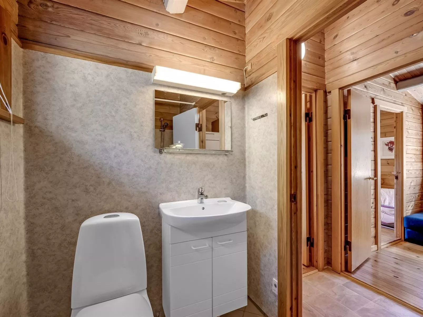 "Yaris" - 800m to the fjord-Inside