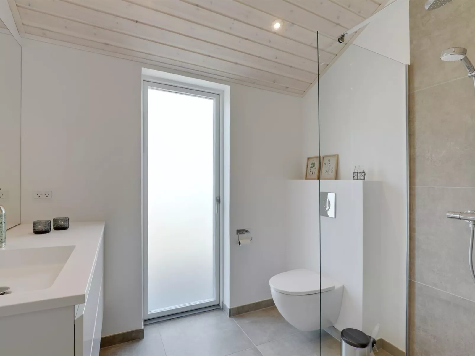 "Oke" - 350m from the sea-Drinnen