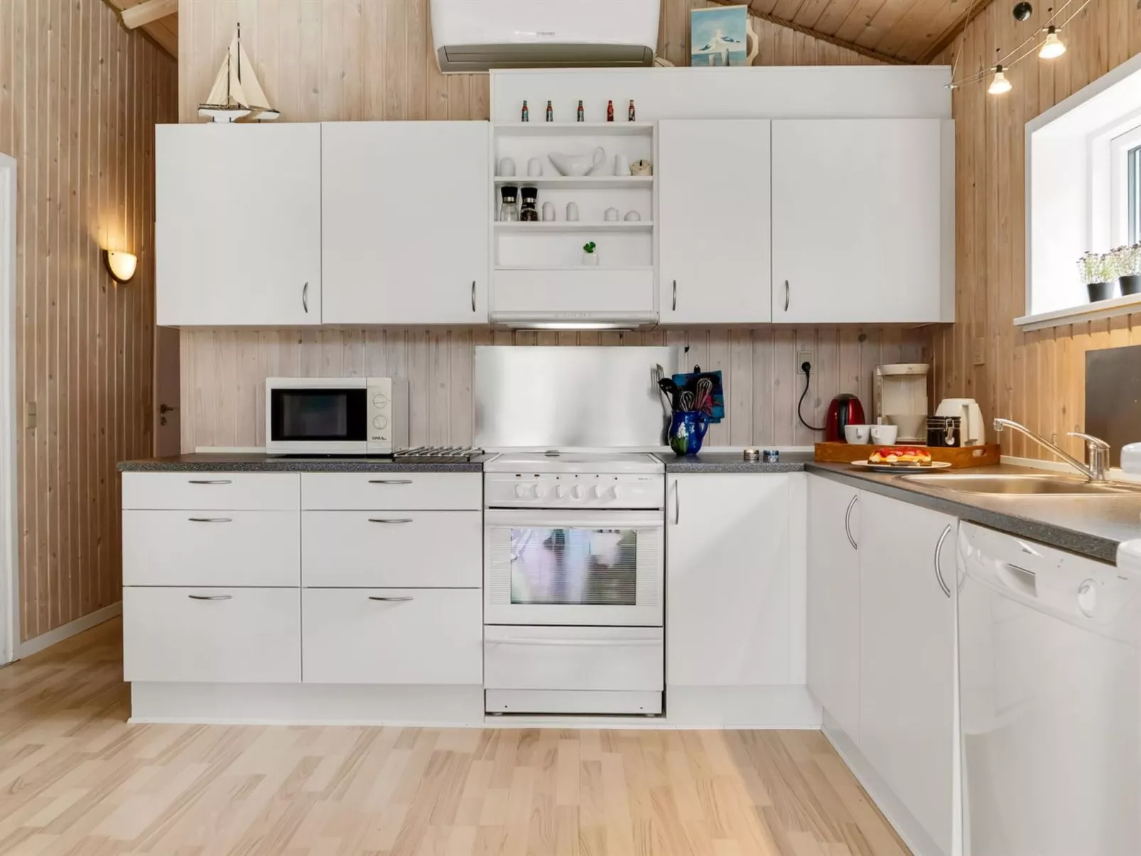 "Aja" - 900m from the sea-Drinnen