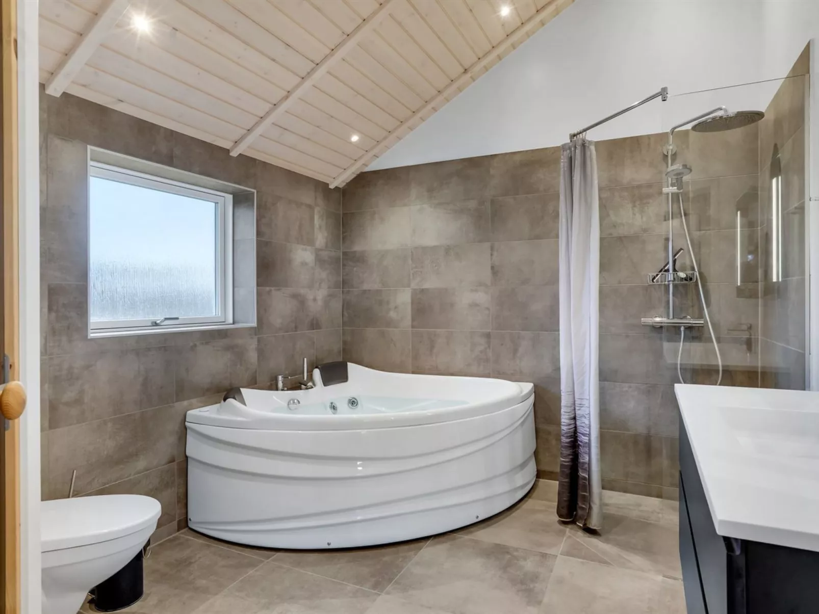 "Ano" - 950m from the sea-Inside