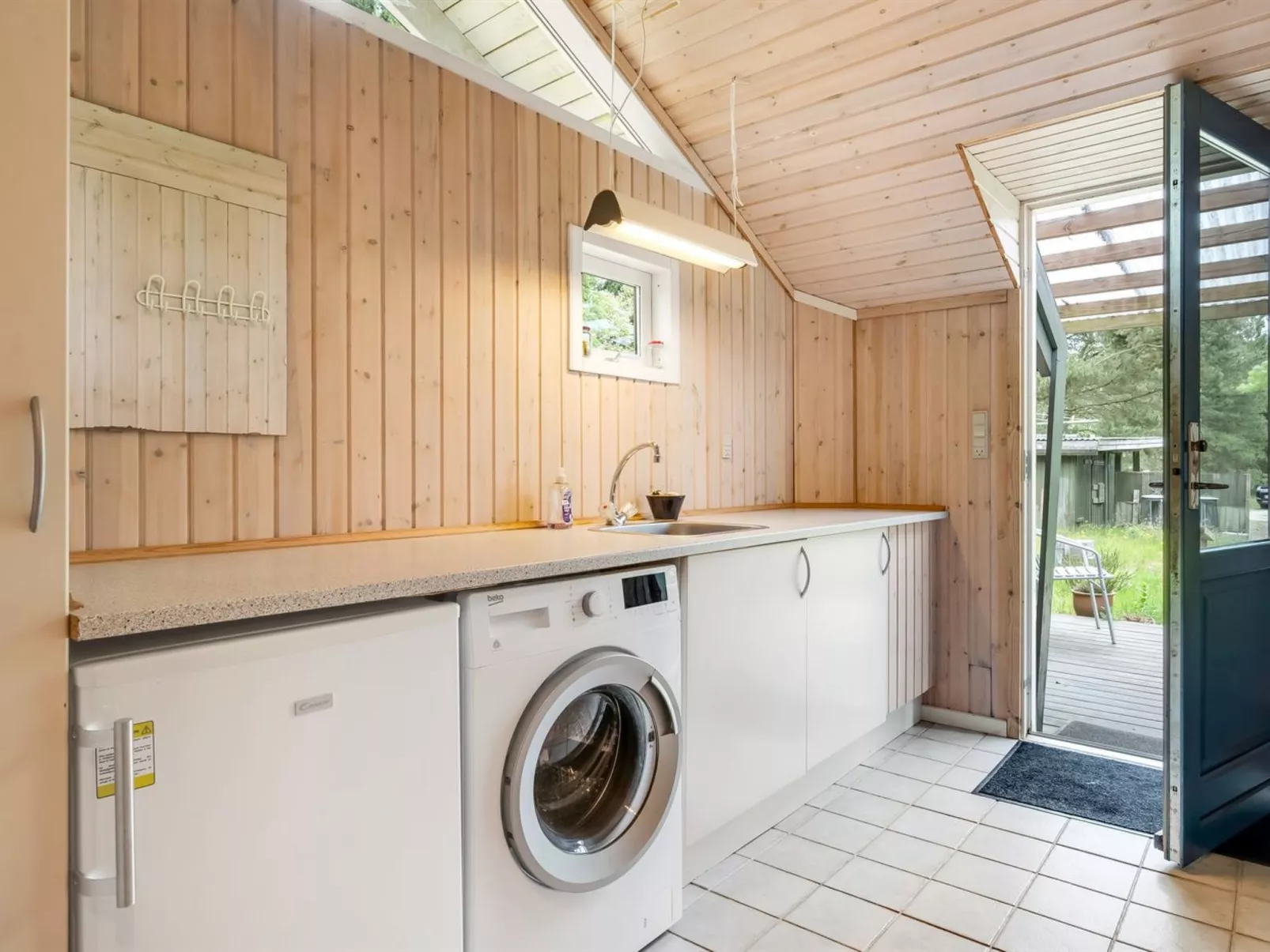 "Aamu" - 300m to the fjord-Inside