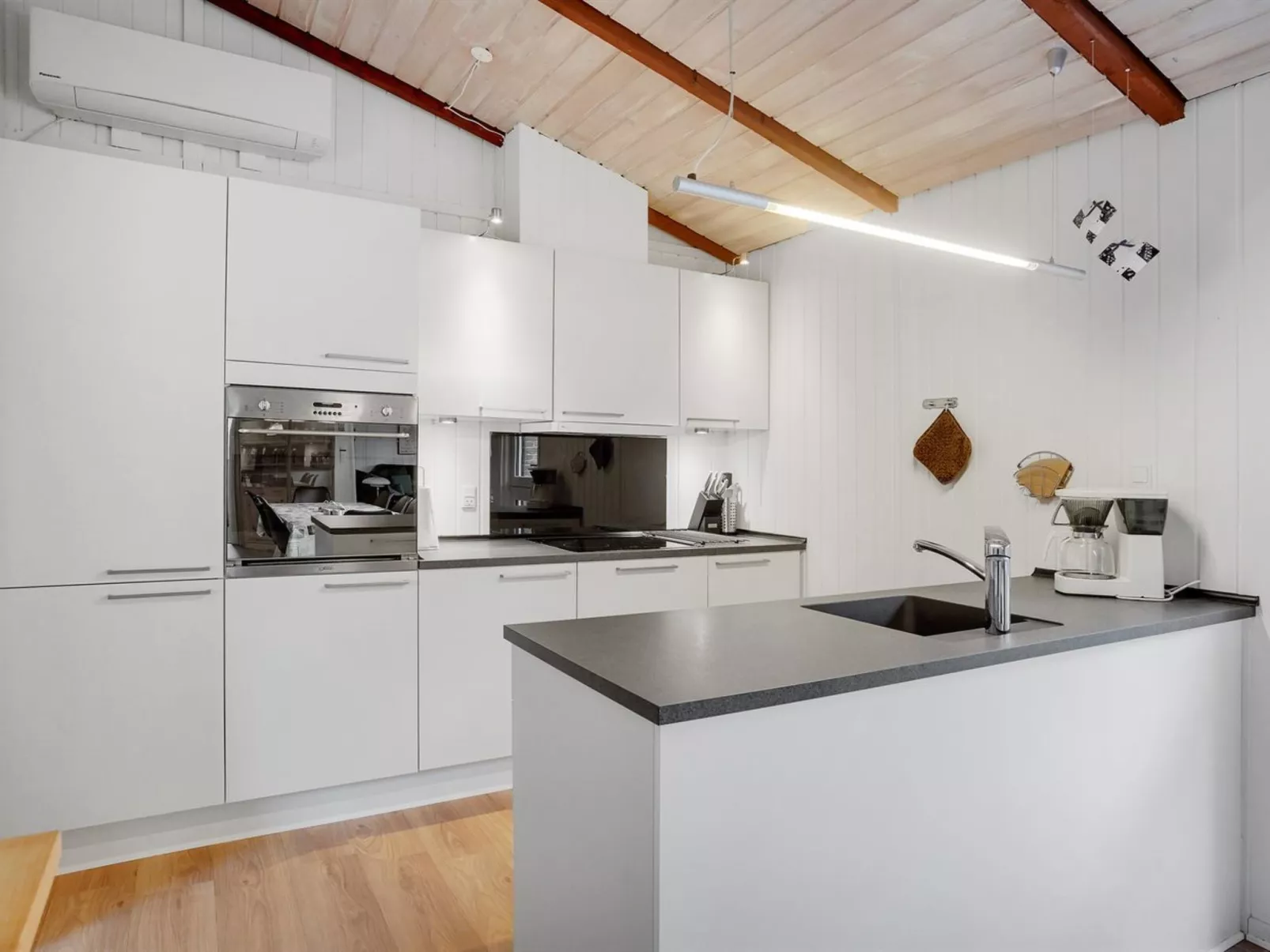 "Massie" - 30km from the sea-Inside