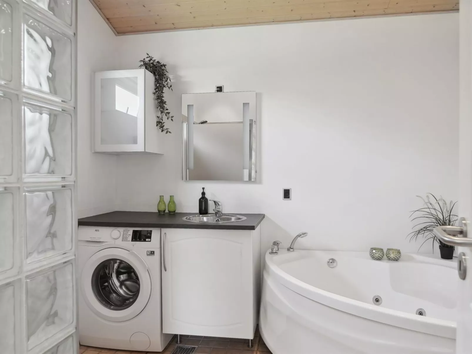 "Bertram" - 1.9km from the sea-Inside