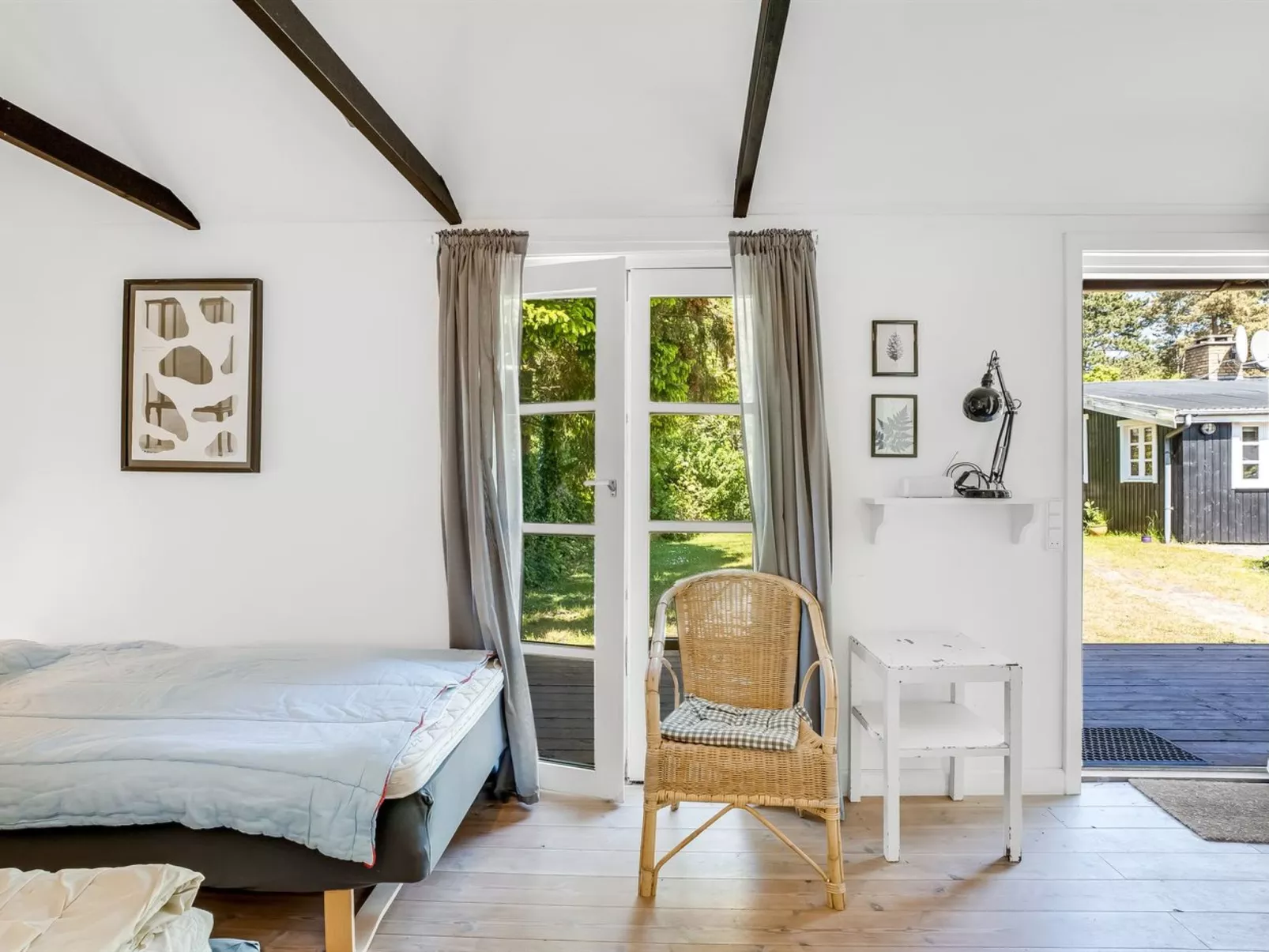 "Carly" - 100m from the sea-Drinnen