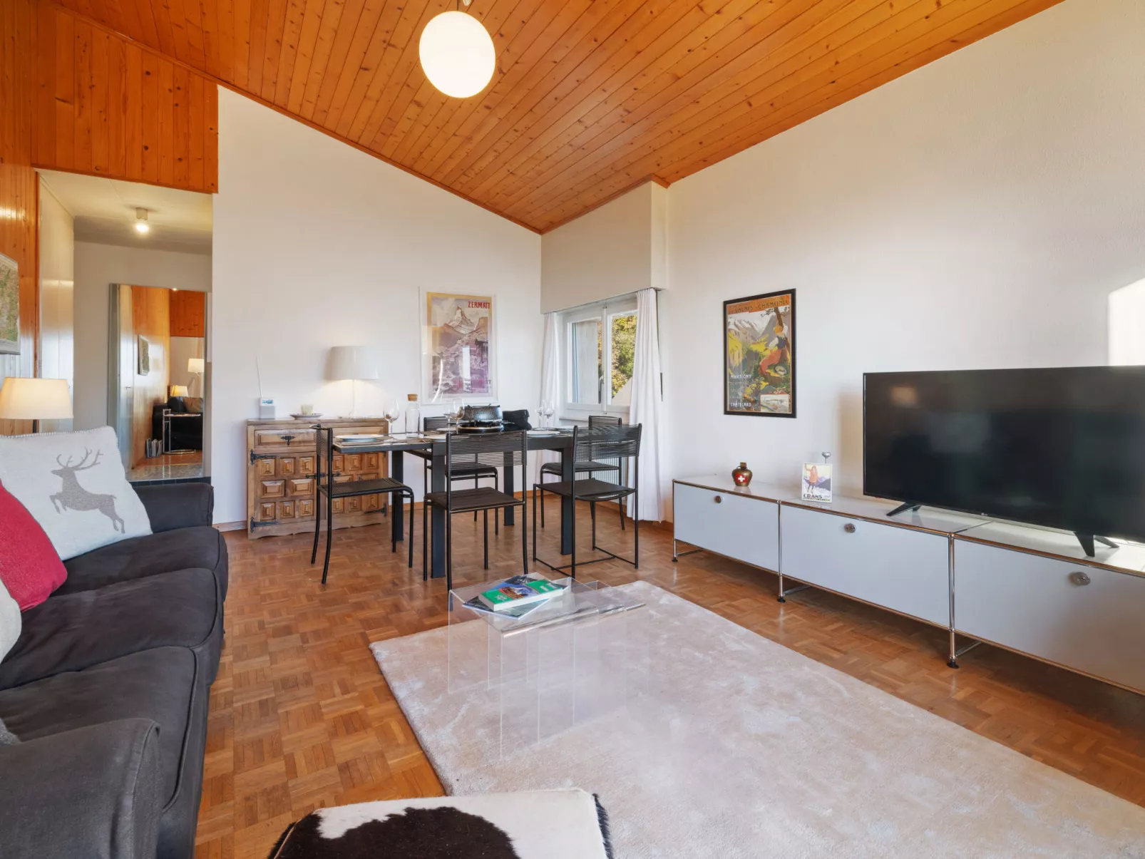 Belmont Est 80-Drinnen