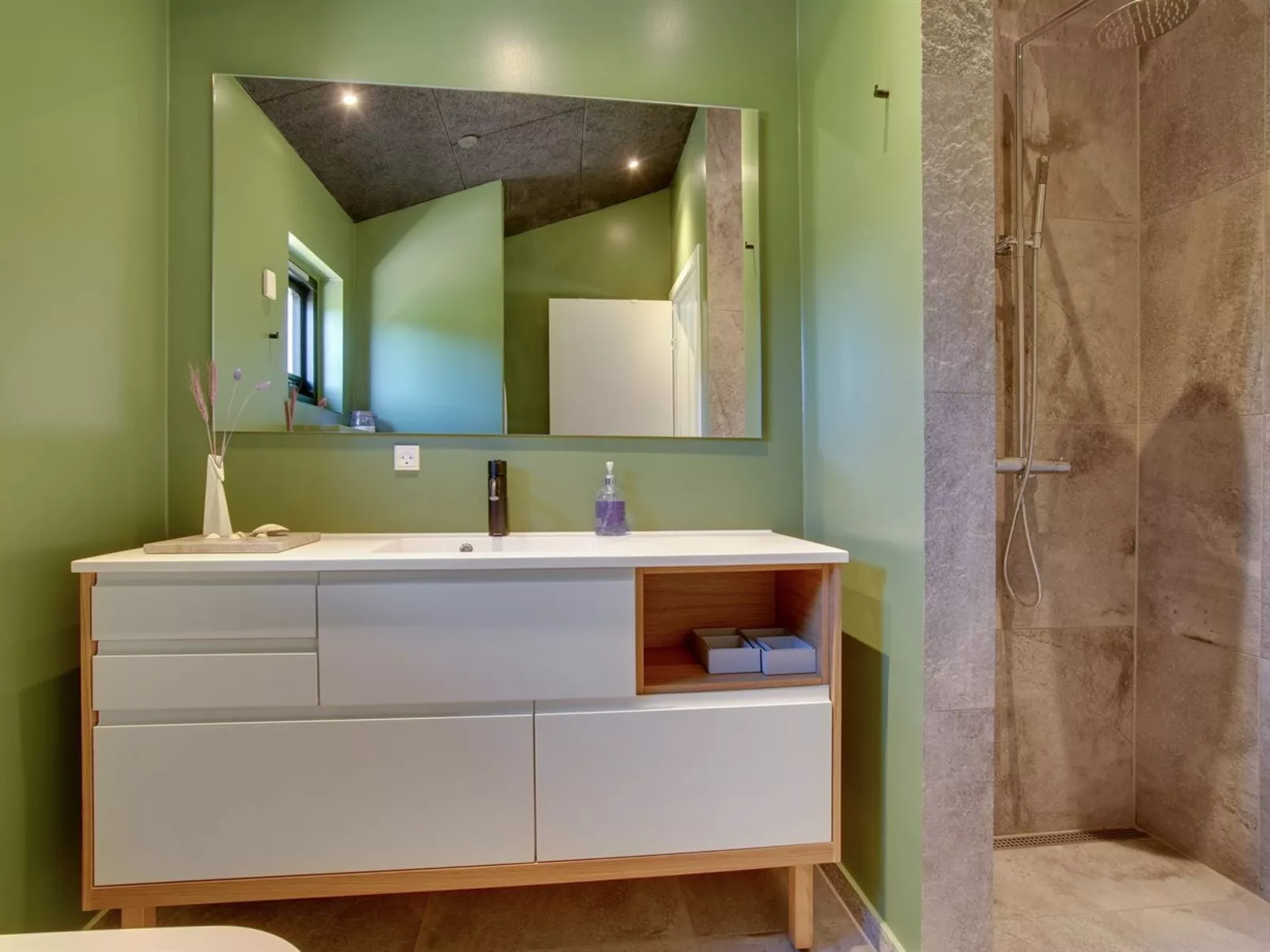 "Ileana" -  from the sea-Drinnen