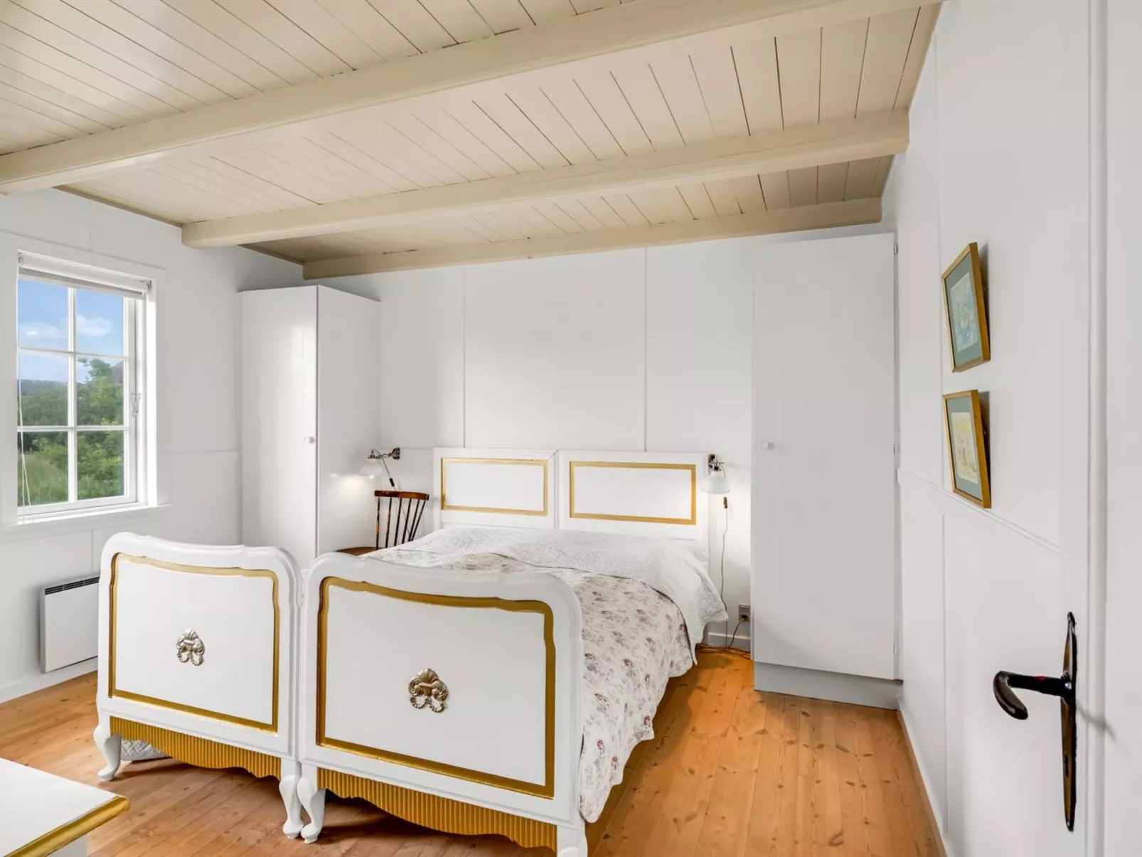 "Jamie" - 200m from the sea-Inside