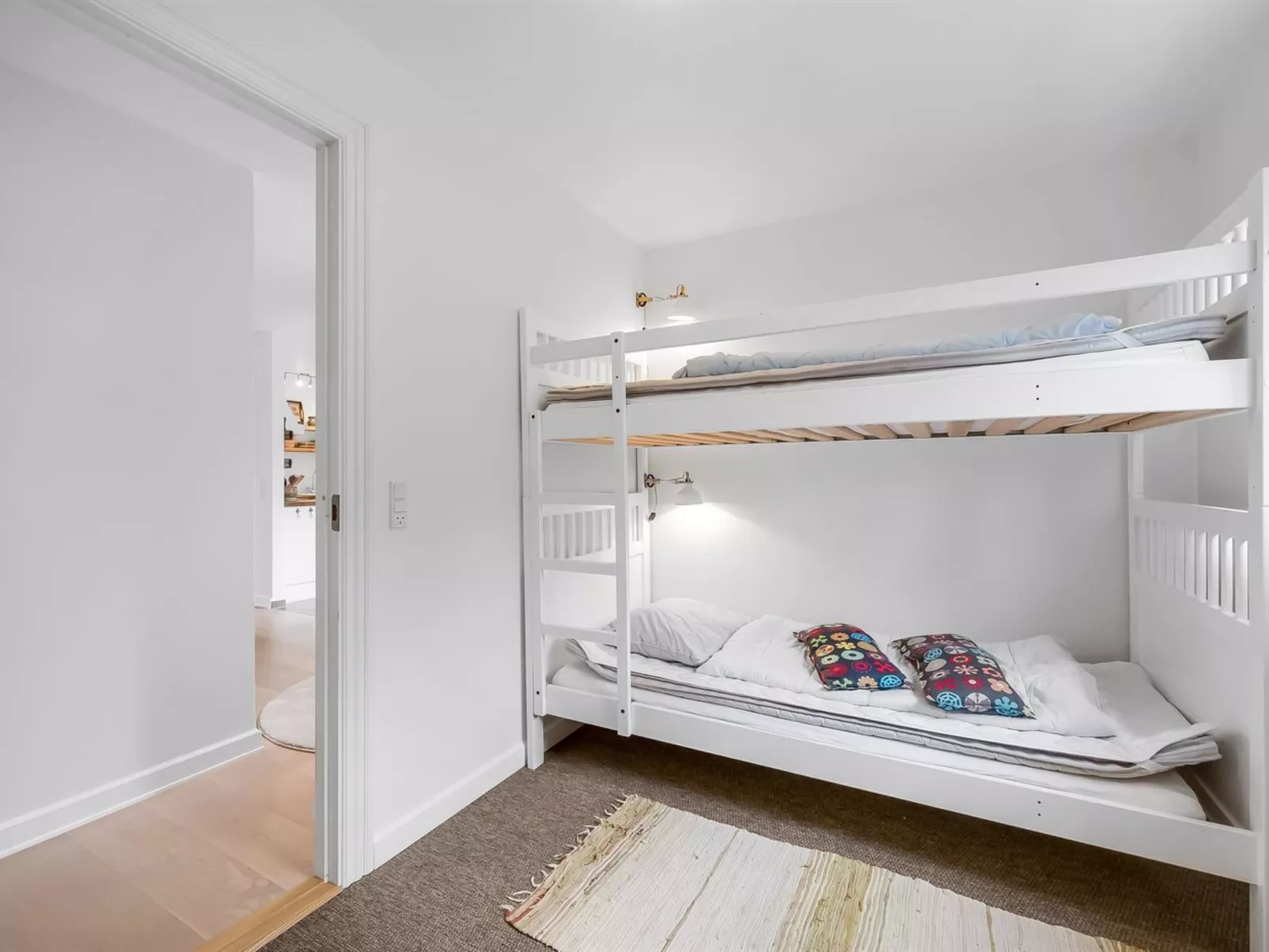 "Mandana" - 10km to the fjord-Inside