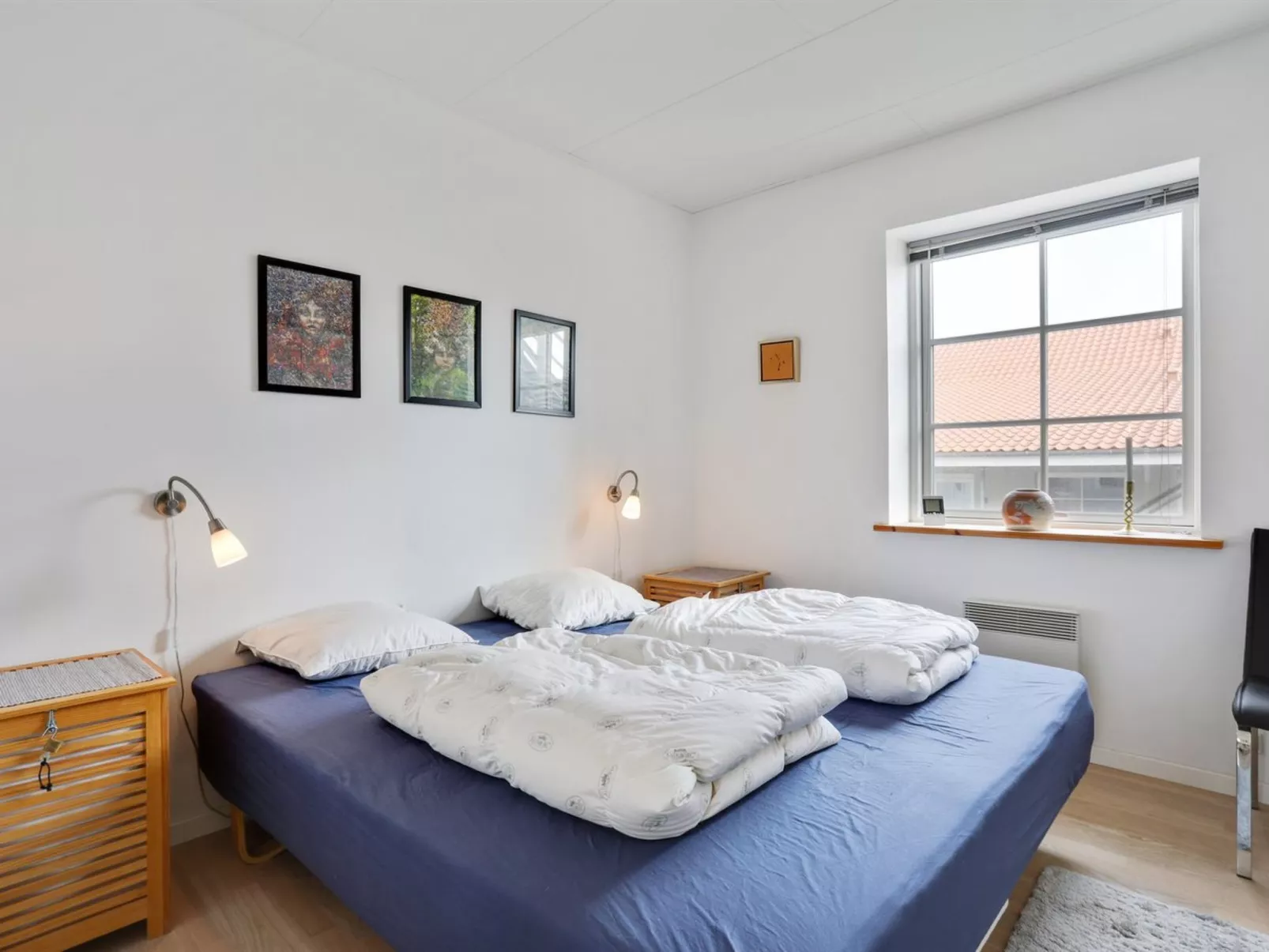 "Hunter" - 400m from the sea-Drinnen