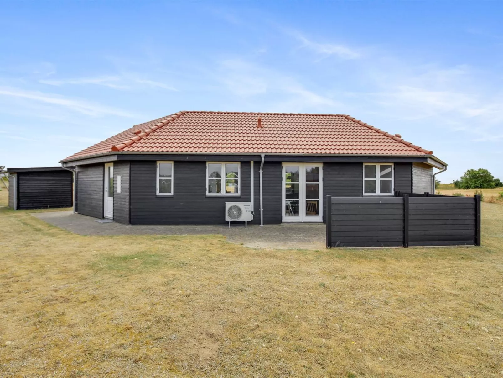 "Arnger" - 300m to the fjord-Outside