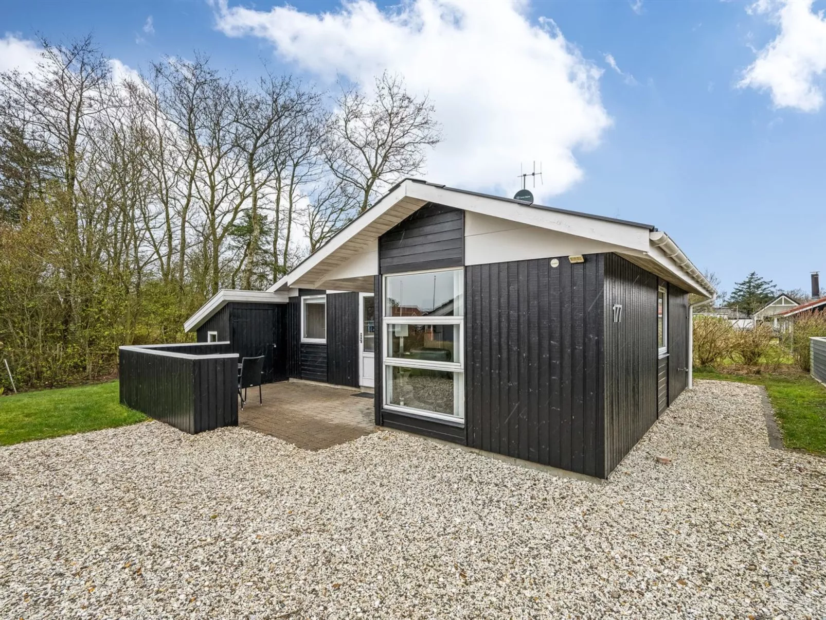 "Marten" - 1.2km to the fjord-Outside