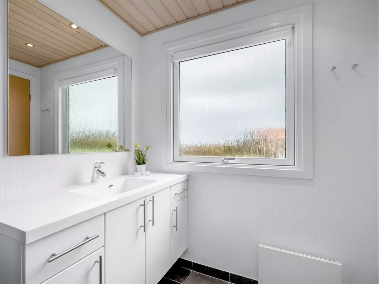 "Tanea" - 700m to the fjord-Drinnen