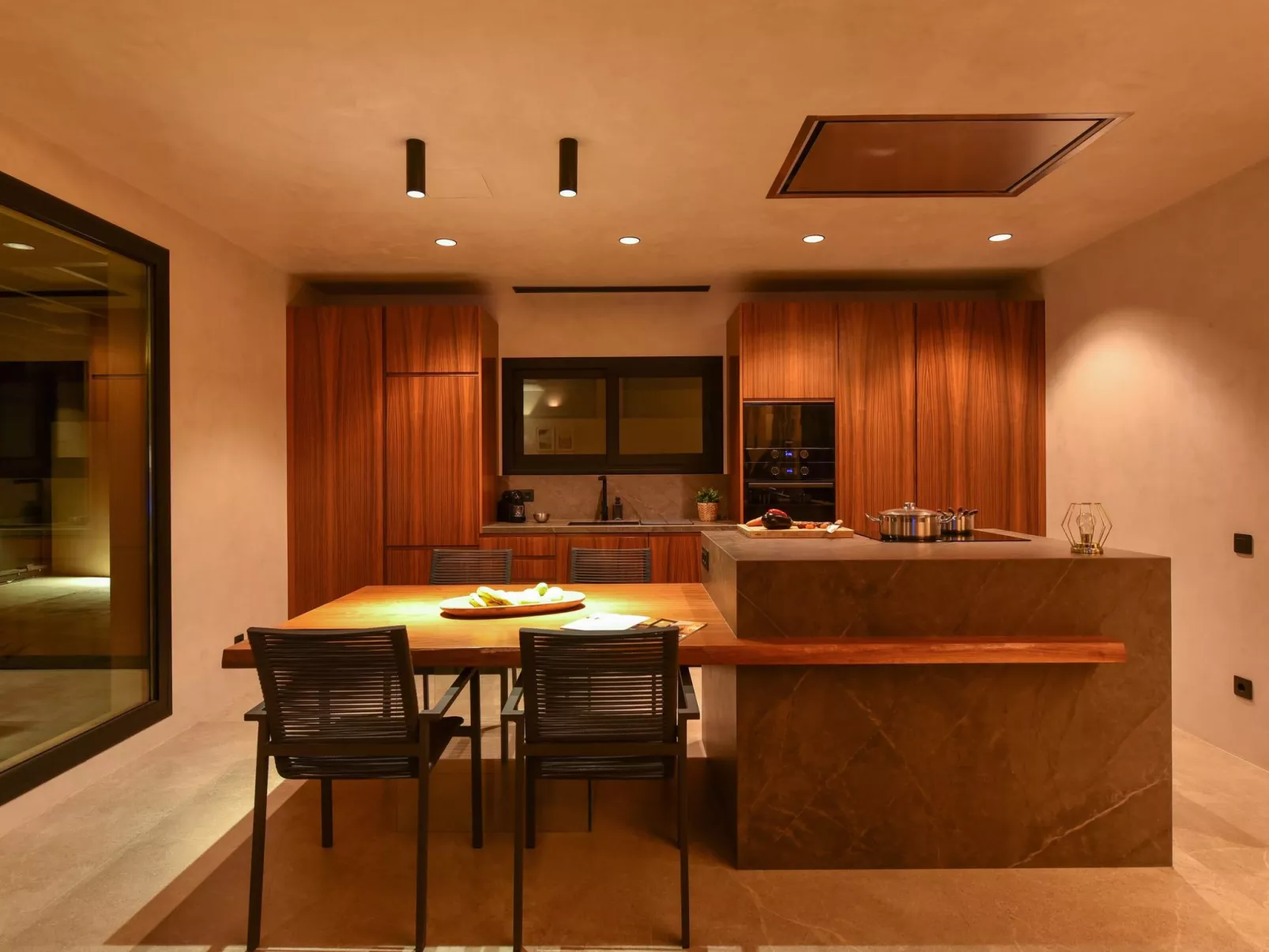 Almadies Tauro - Inside