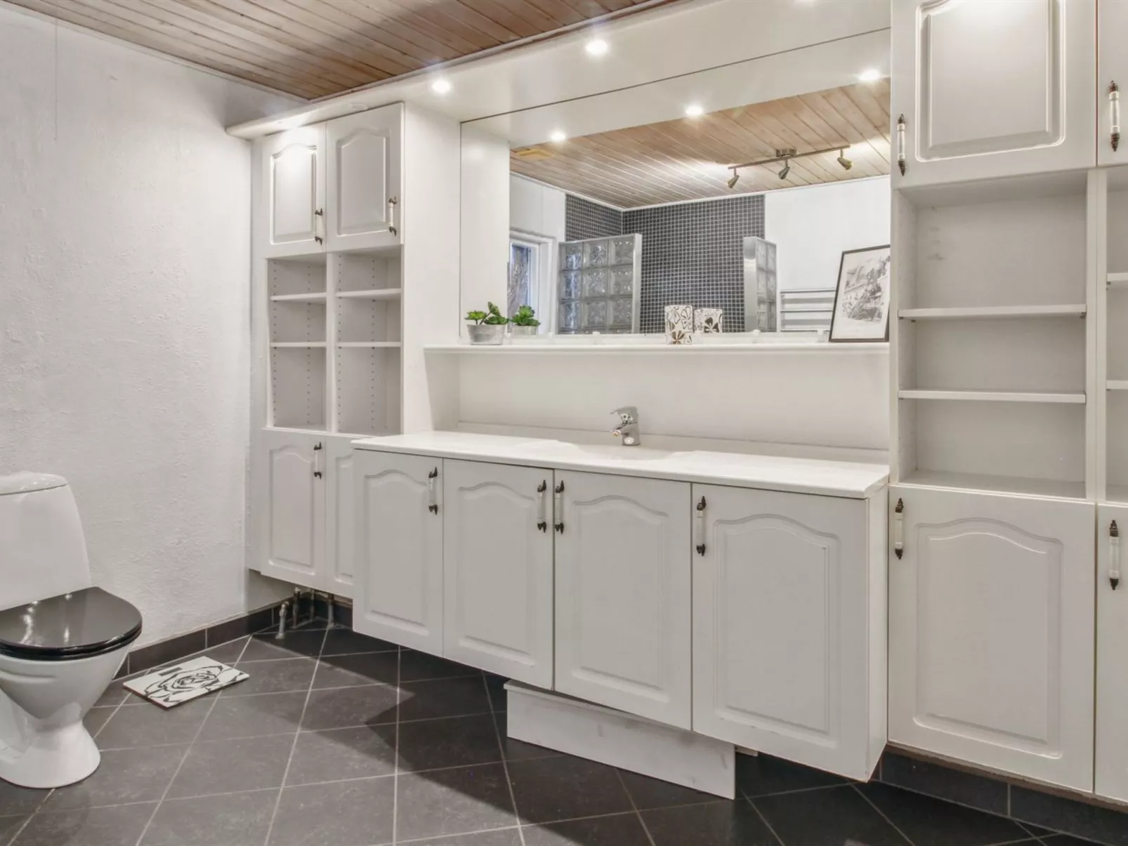 "Aku" - 24km from the sea-Drinnen