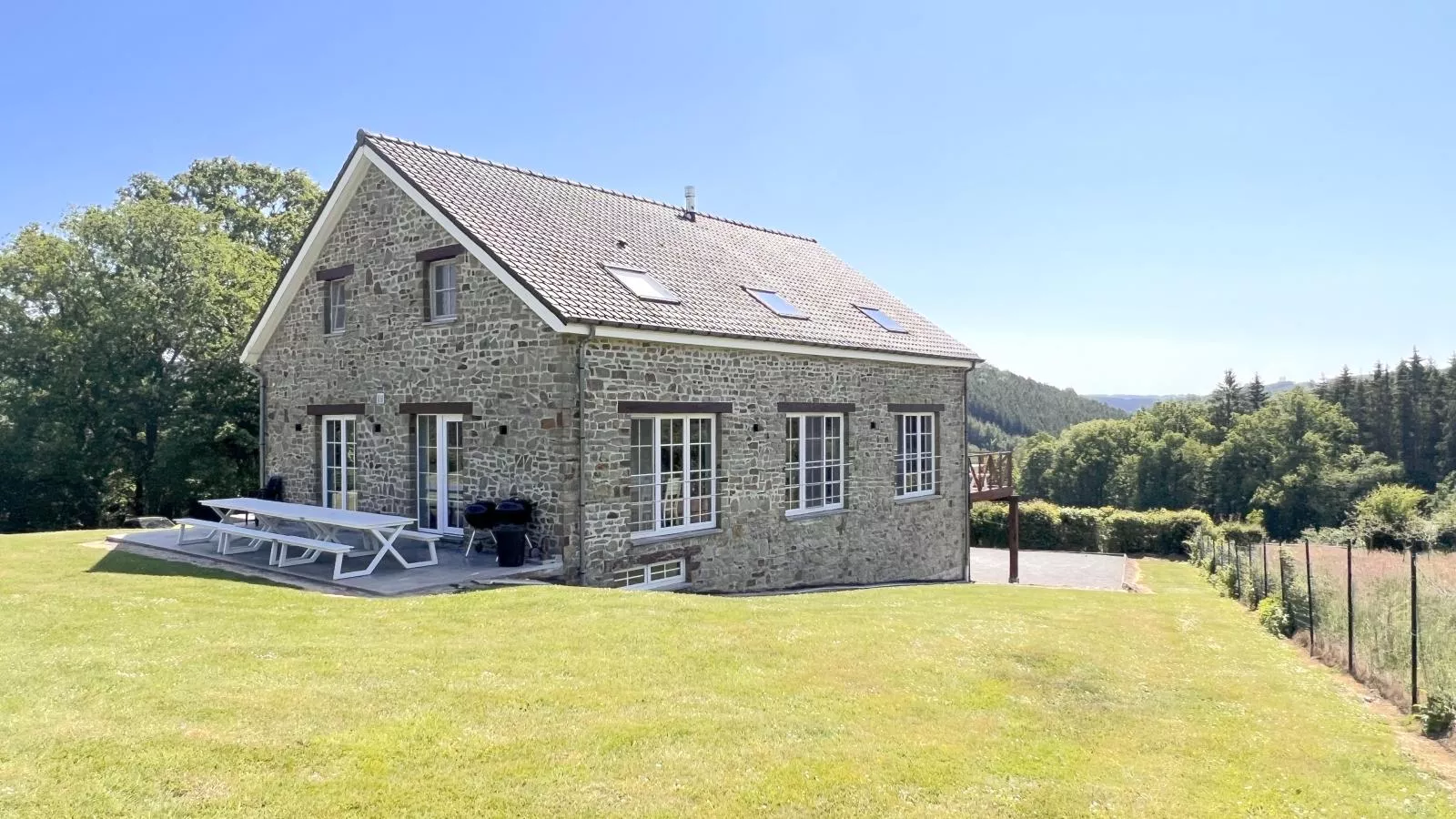 Sur les Thiers-Exterior summer