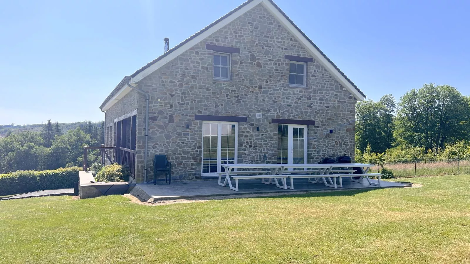 Sur les Thiers-Exterior summer