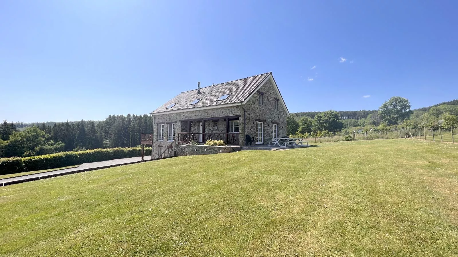 Sur les Thiers-Exterior summer