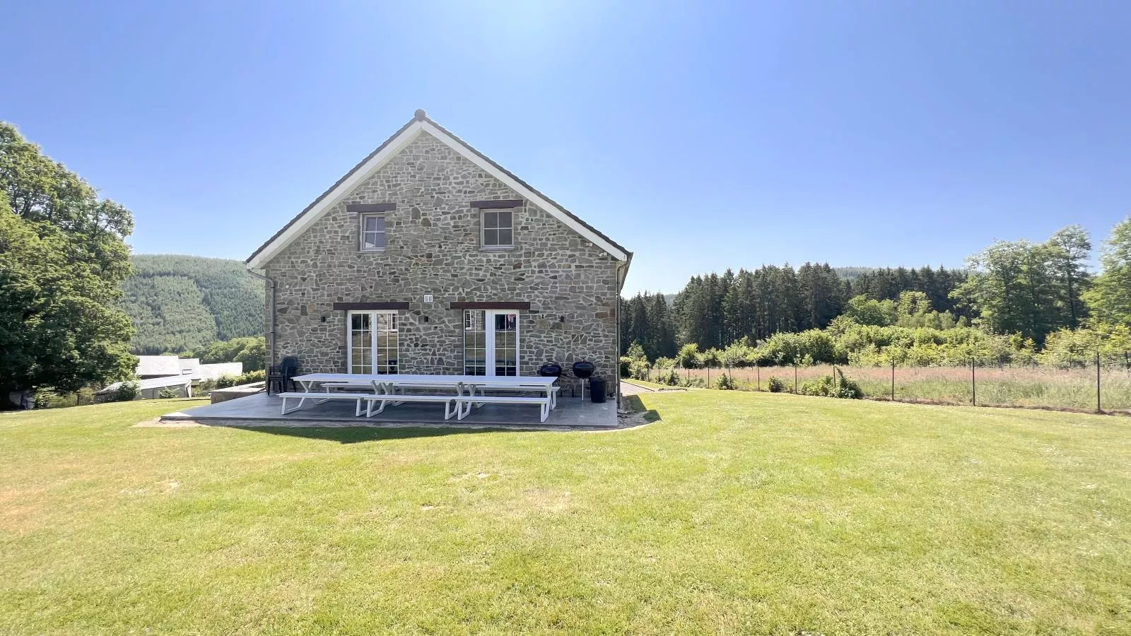 Sur les Thiers-Exterior summer