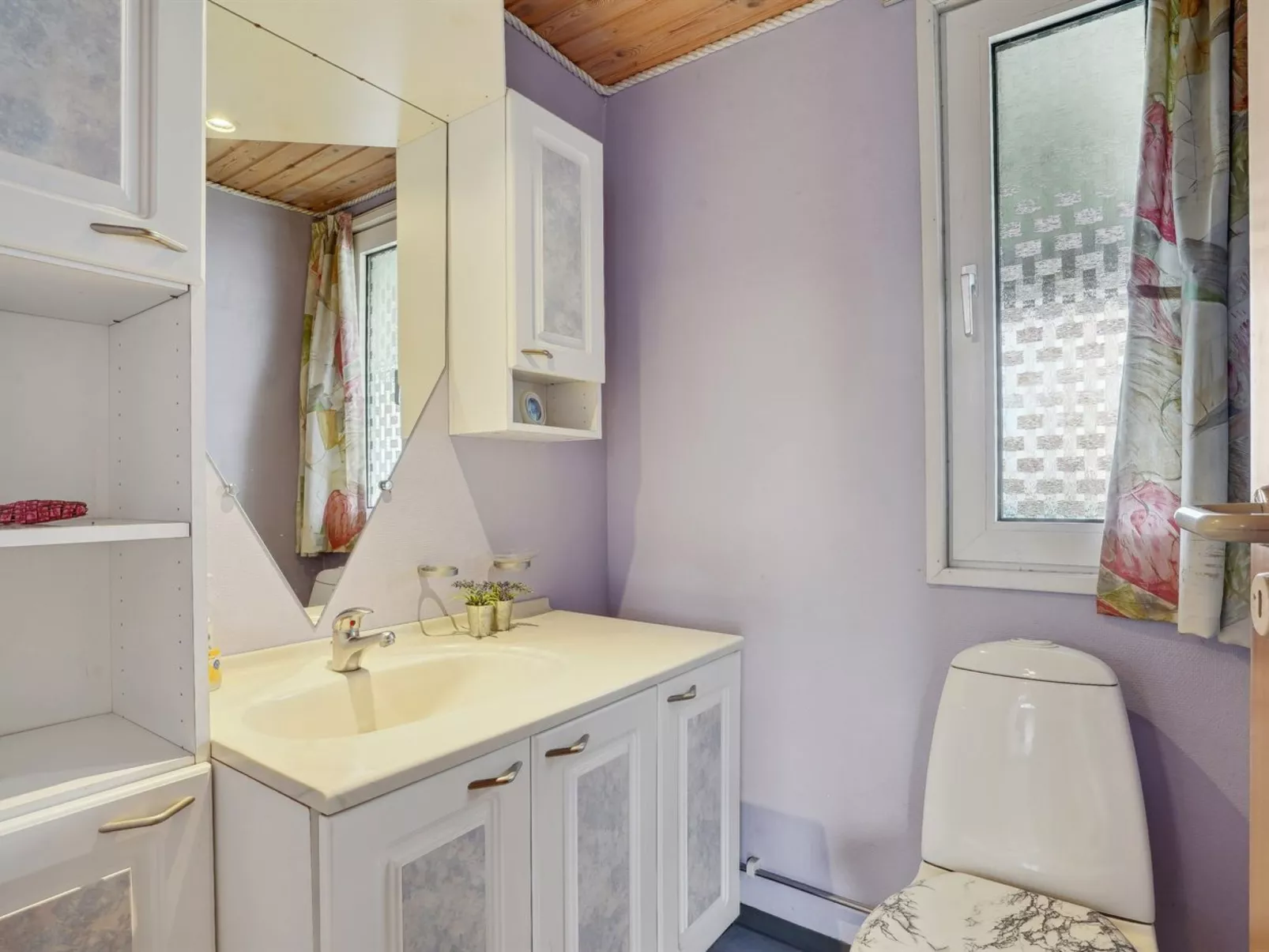 "Ormar" - 100m to the fjord-Drinnen