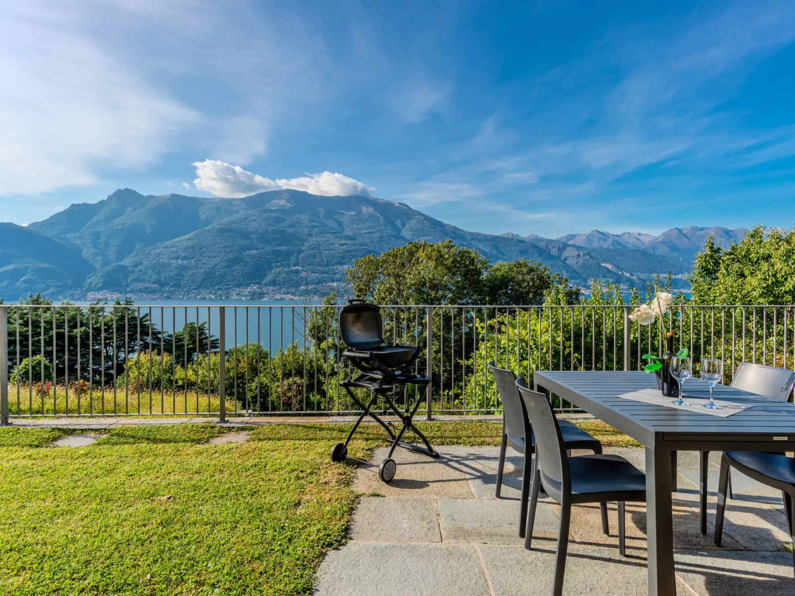 La Terrazza sul Lago-Outside