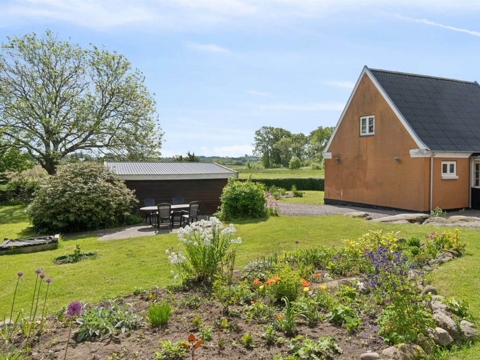 "Adrienne" - 6.4km from the sea-Outside