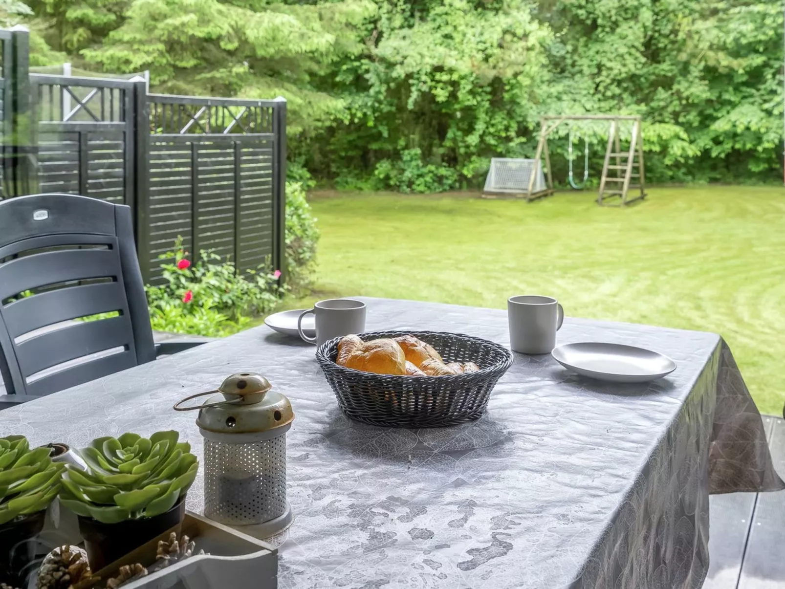 "Suri" - 200m to the fjord-Outside