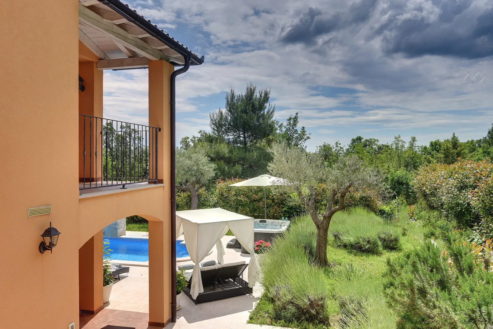 Villa Ari-Außenbereich Sommer