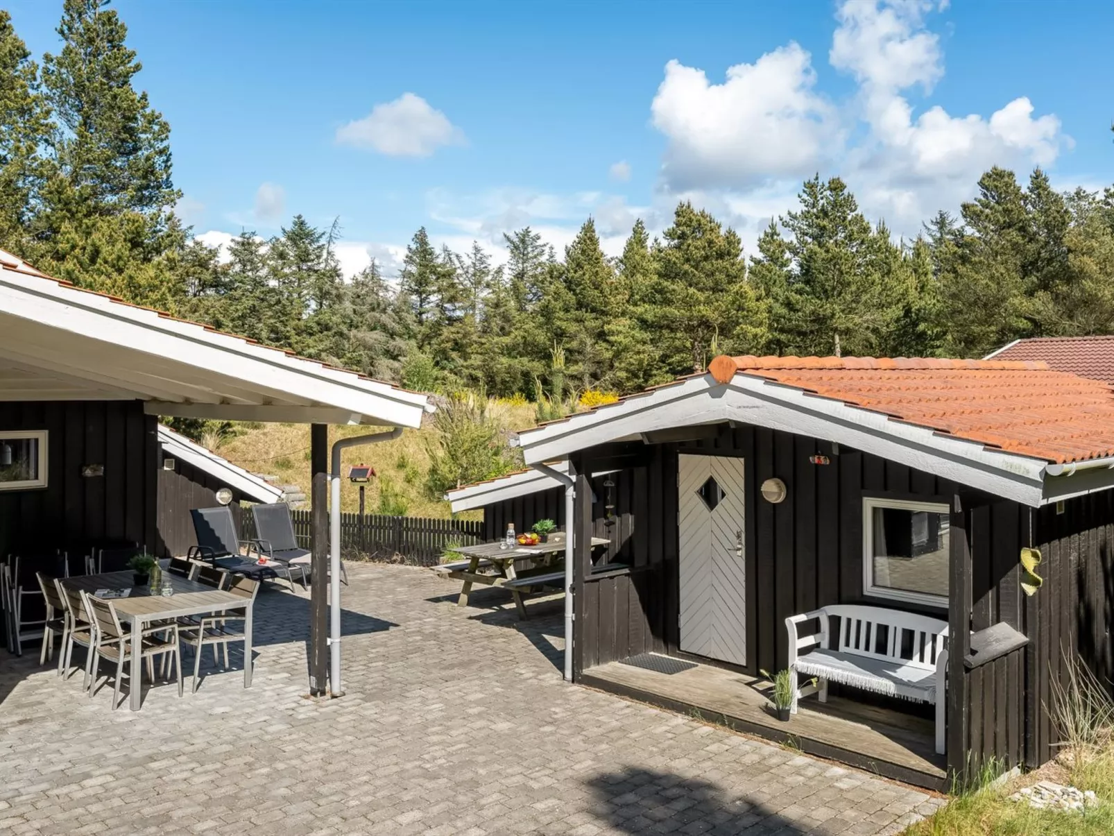 "Augustine" - 1.6km from the sea-Outside