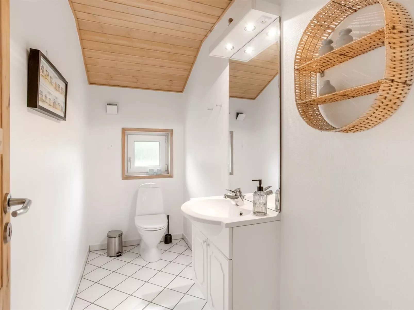 "Ronna" - 2.2km from the sea-Inside