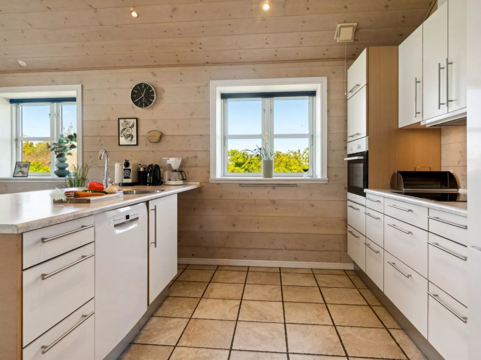 "Hjalmar" - 400m from the sea-Drinnen