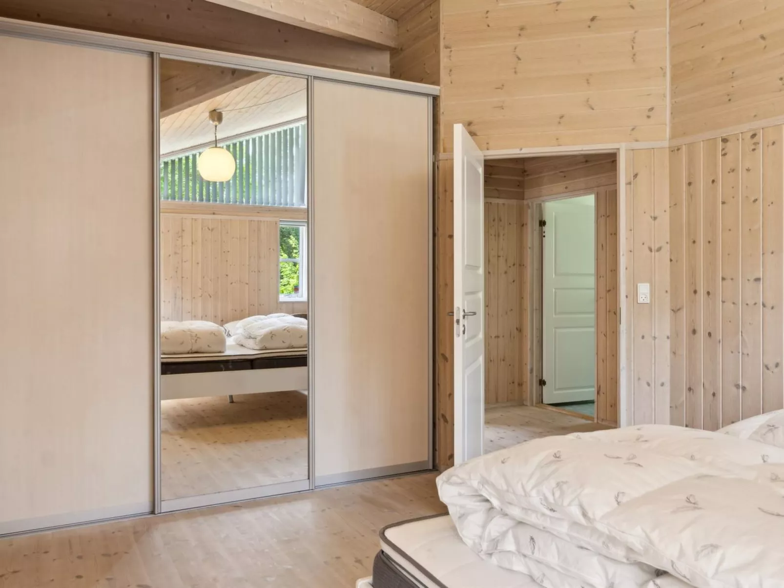 "Launo" - 1.1km to the fjord-Drinnen