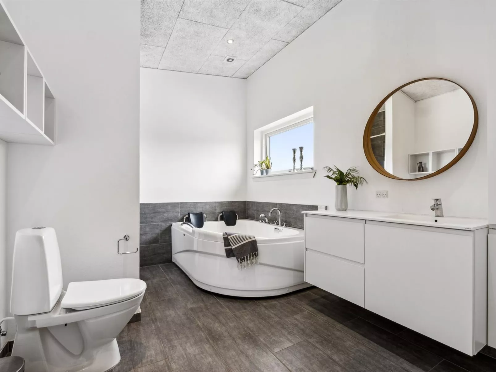 "Ingebrit" - 1.4km from the sea-Drinnen