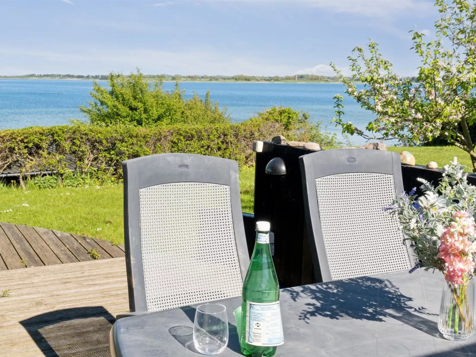 "Titta" - 10m to the fjord-Outside