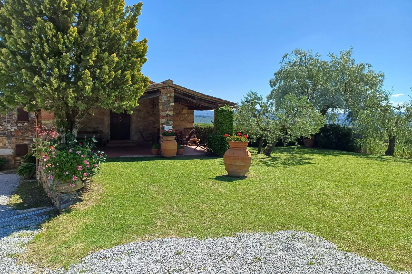 Agriturismo Podere Ceccherini in San Leolino - La Loggia - Gardens in summer
