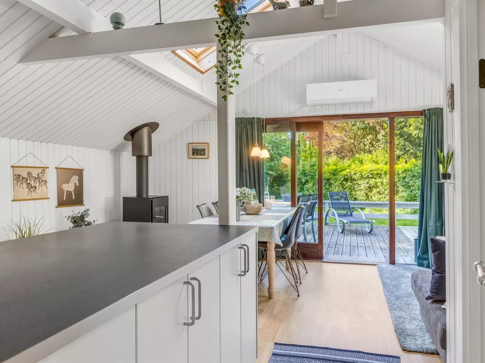 "Ung" - 30km from the sea-Dedans