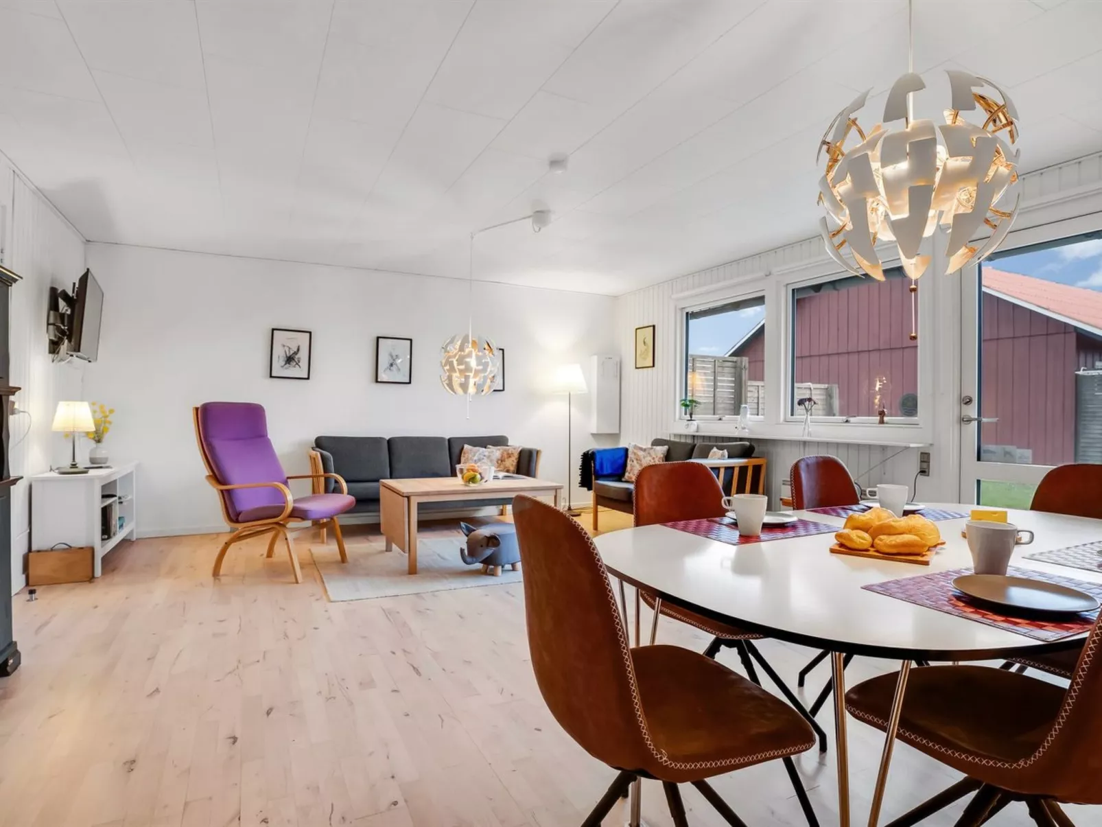 "Arise" - 700m from the sea-Drinnen