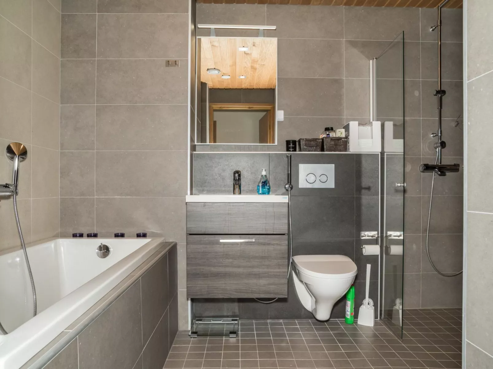 Levi hillside-Drinnen