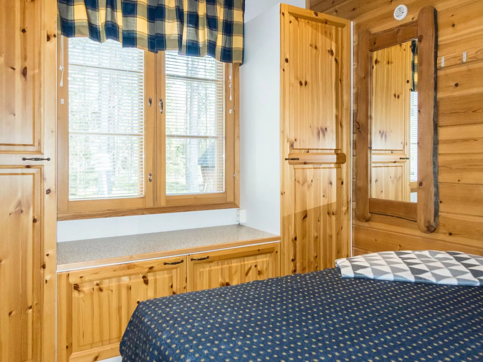 Lauri 4 pieni-Dedans