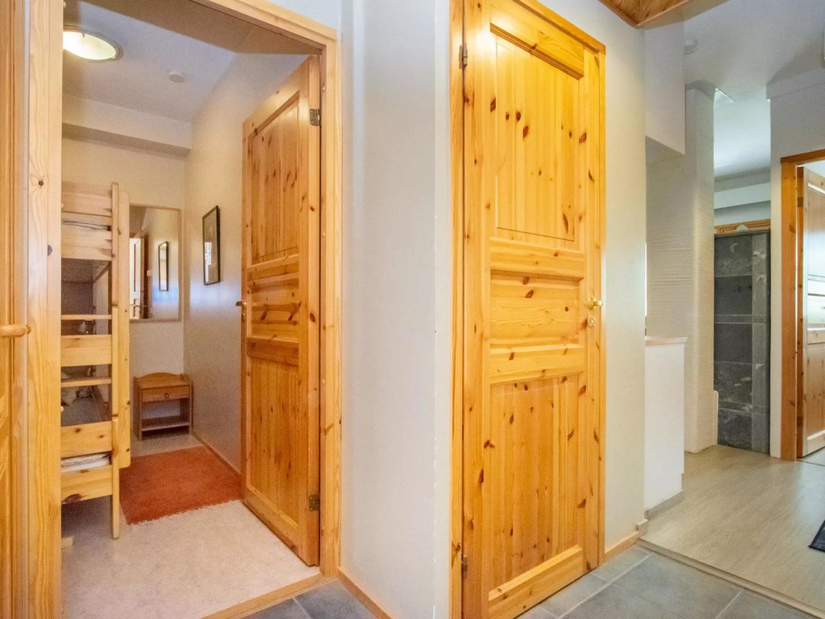 Lomariekko 6 a 4 pikkuriekko-Inside