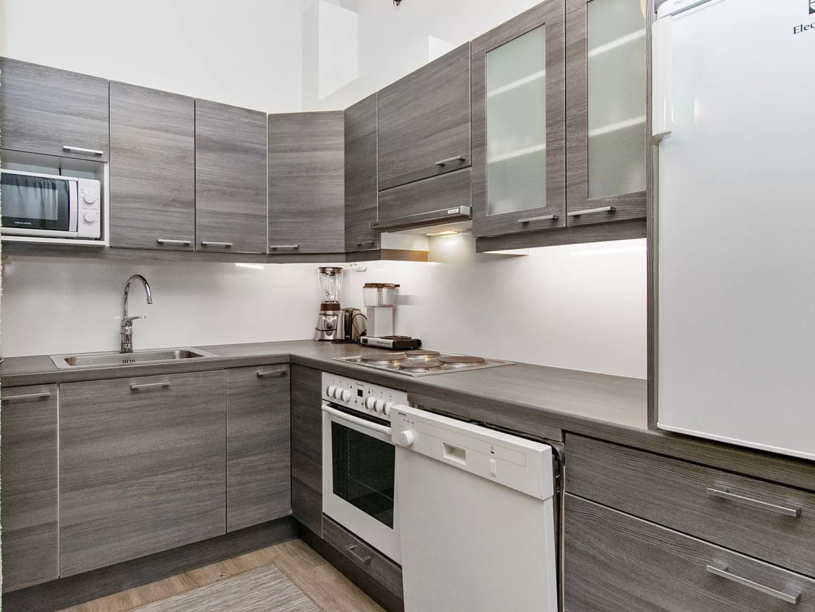 Pökkömaja b-Dedans