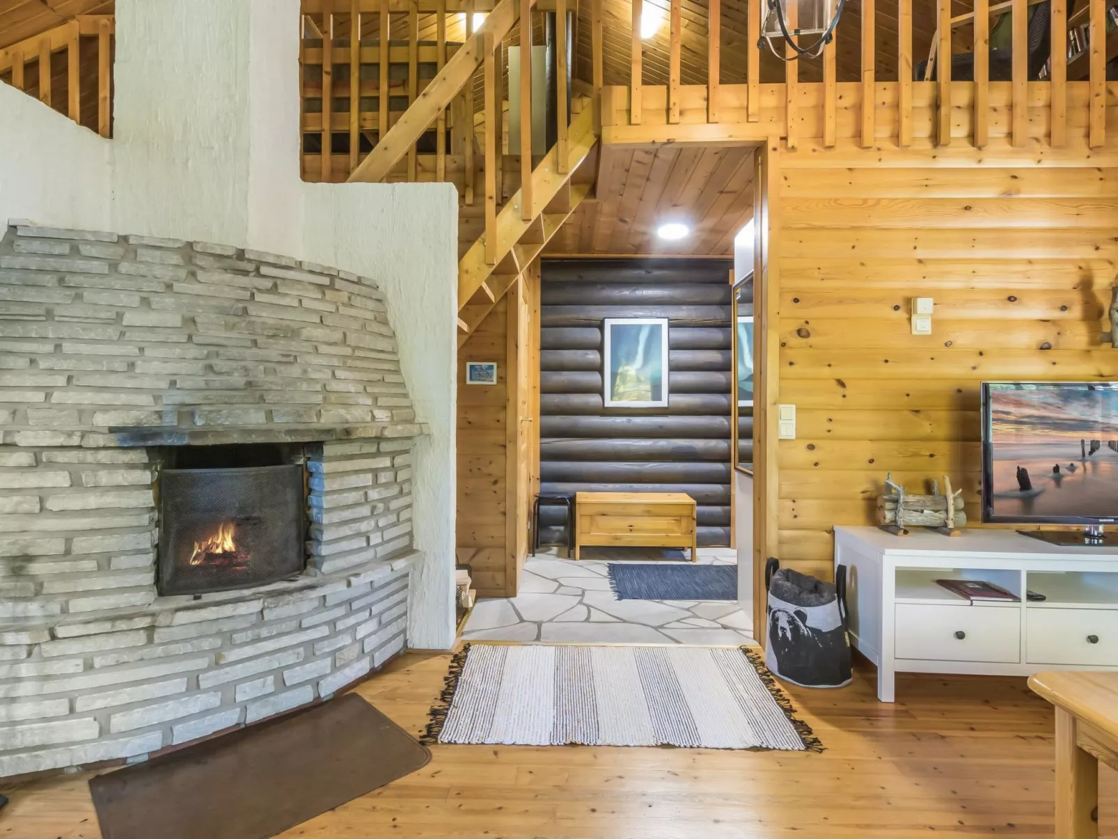 Mötönpesä 2-Drinnen