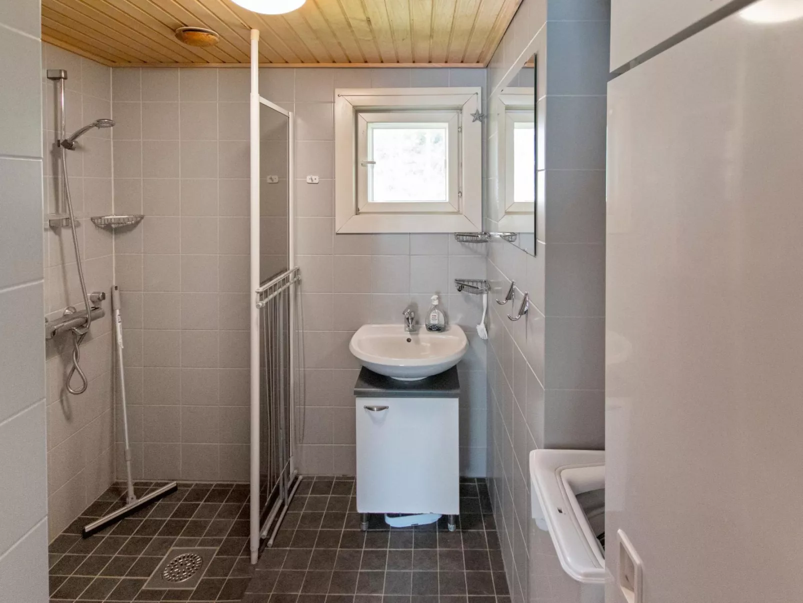 Hankipolku 7b / ukuli-Inside