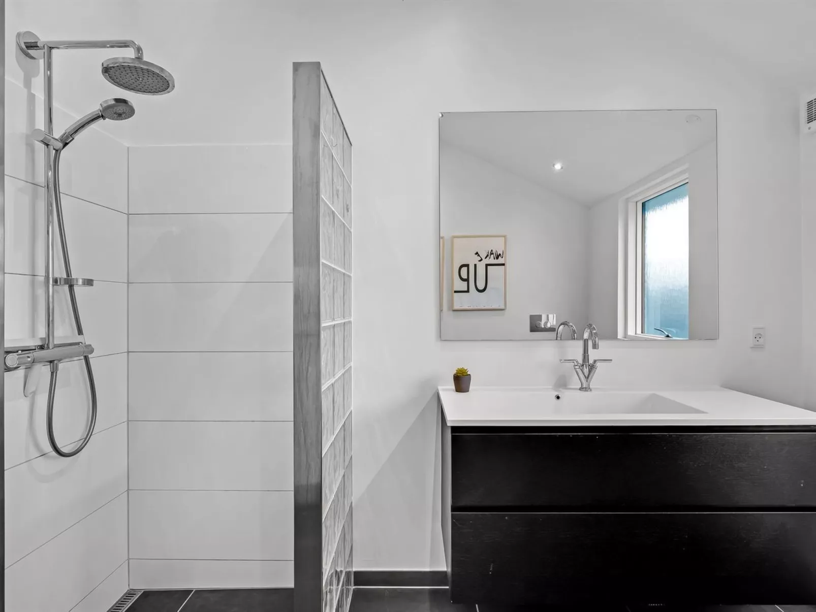 "Carlie" - 250m to the fjord-Inside